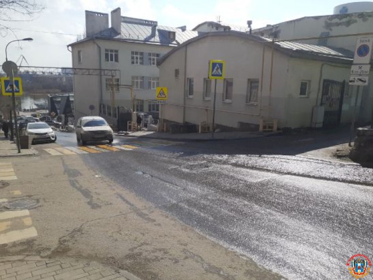 Переулок Соборный в Ростове затопило из-за коммунальной аварии