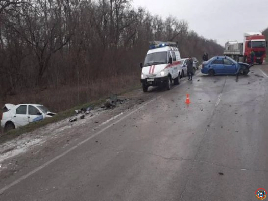 Под Новочеркасском 43-летняя женщина пострадала в ДТП, вылетев в кювет