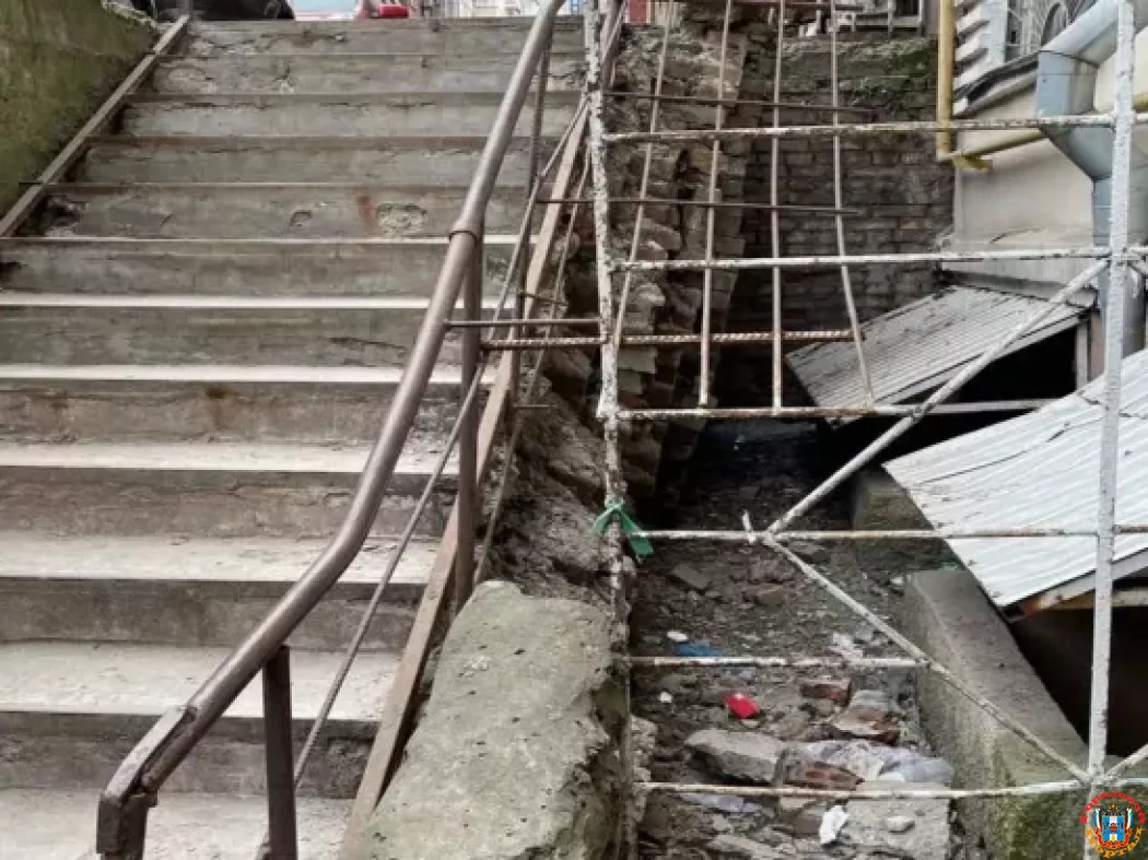 Разрушается лестница возле детского сада № 156