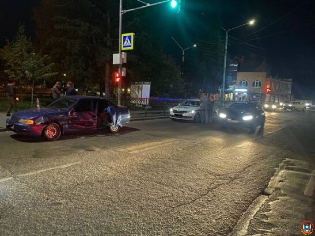 В Ростове на Рабочей площади 21-летний водитель пострадал в ДТП