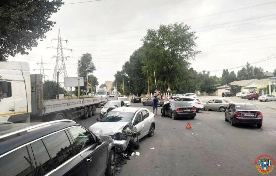 В Ростове на Троллейбусной водитель иномарки устроил массовую аварию с участием пяти авто
