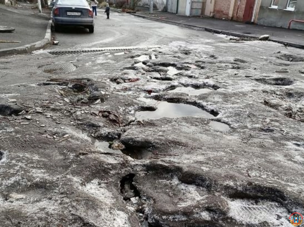 В Ростове по улицам Нахичевани третий месяц течет канализация