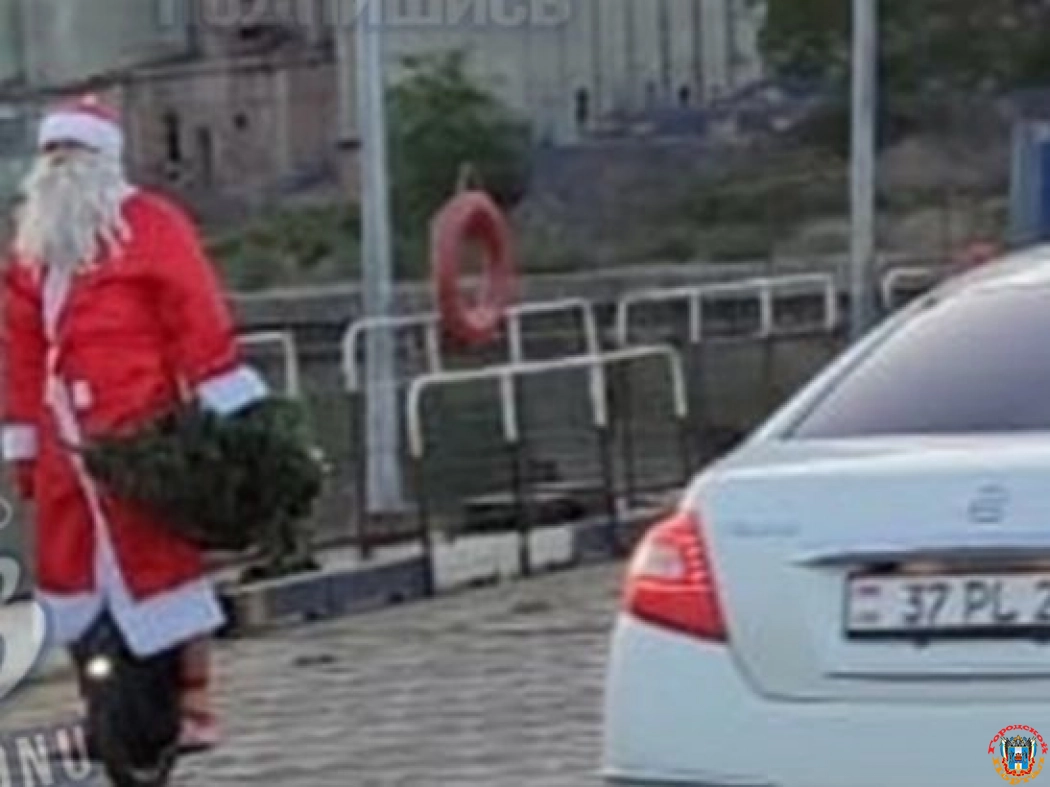 В Ростове жители заметили на улице мужчину в костюме Деда Мороза