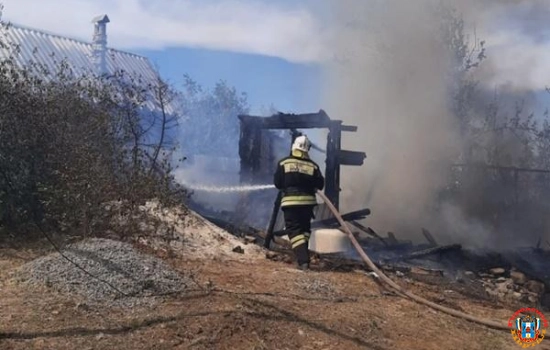 В Шахтах из-за крупного ландшафтного пожара сгорели две хозпостройки и часть жилого дома