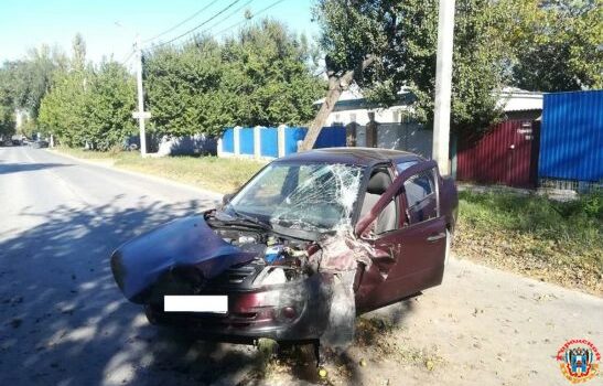 В Волгодонске пожилая пассажирка «Лады» пострадала в ДТП с деревом