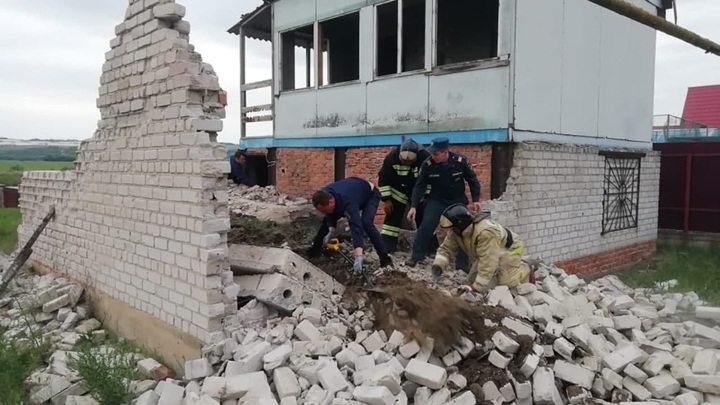 В дачном доме под Воронежем на детей упала плита перекрытия