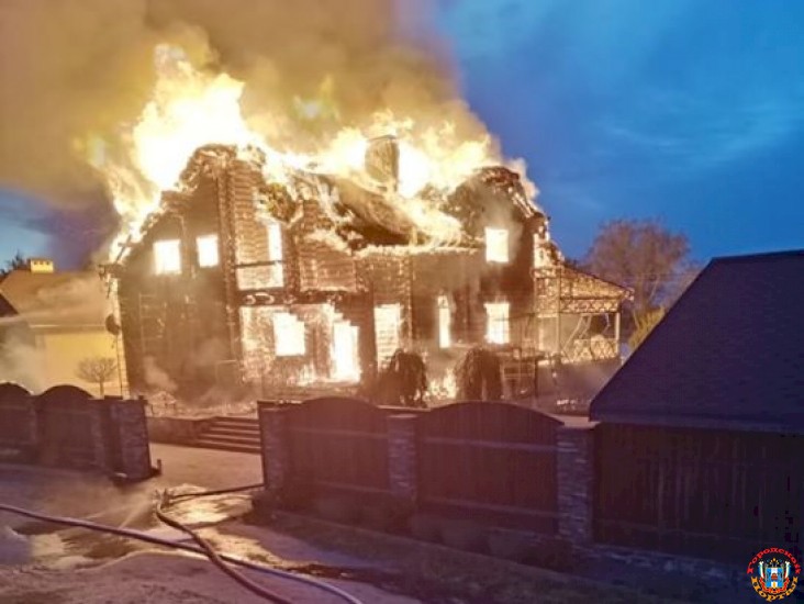 На Дону дотла сгорел двухэтажный дом
