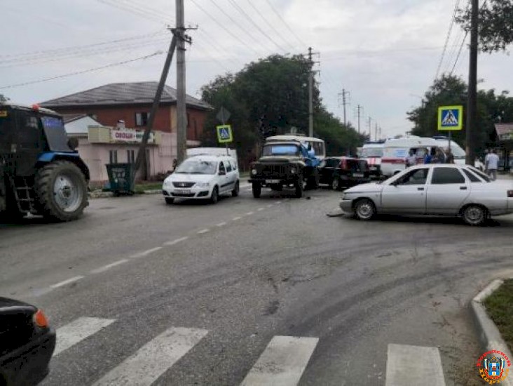 В Азове водитель иномарки пострадал в массовом ДТП с грузовиком
