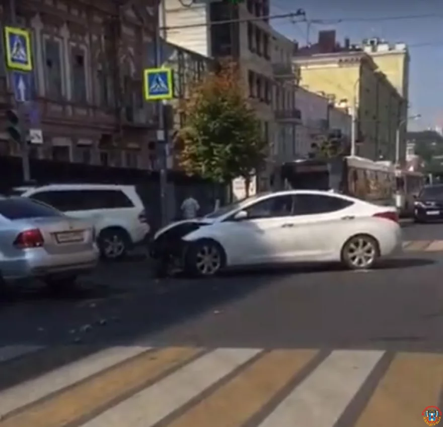 В центре Ростова произошло ДТП с участием легковушки