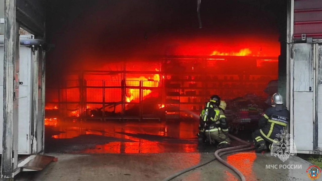 В Ростове ликвидировали возгорание на складе на Вавилова