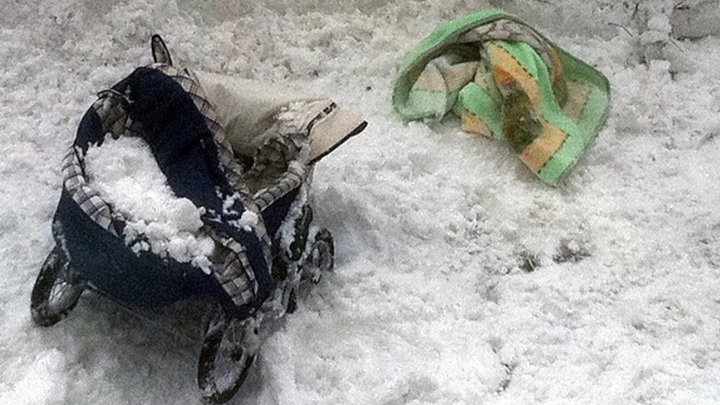 Пласт снега рухнул на девочку, прилетевшую из Европы в РФ за прививкой от COVID-19
