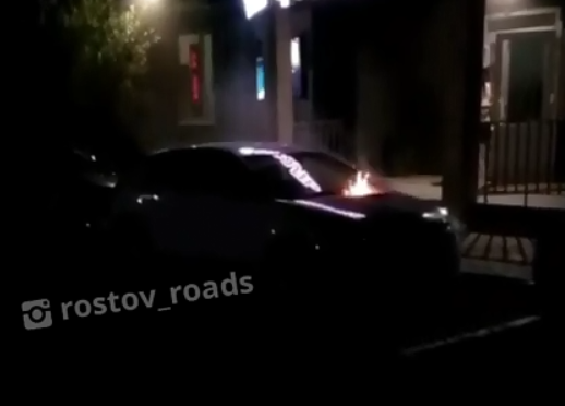 Снимали видео, но тушили: в Ростове ночью загорелась иномарка