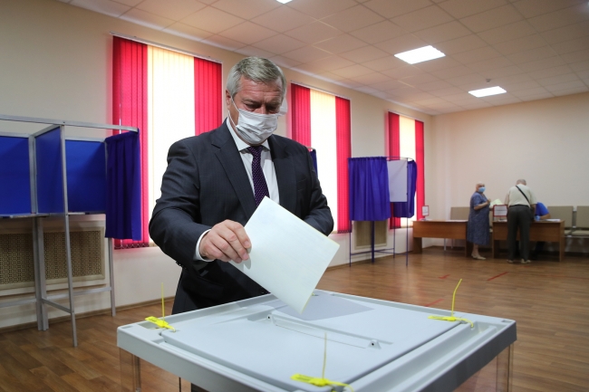 Василий Голубев досрочно проголосовал на выборах