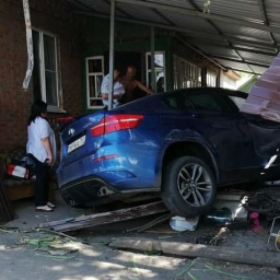 В Ростовской области иномарка на скорости влетела во двор жилого дома