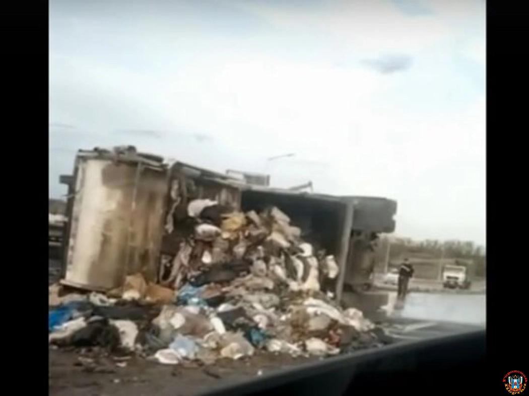 На трассе под Ростовом перевернулся мусоровоз
