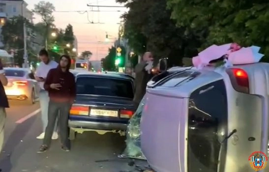 В центре Ростова-на-Дону перевернулось авто