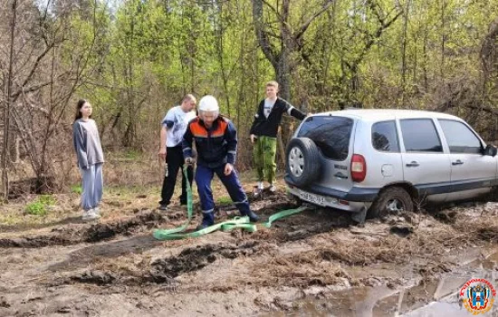 Вытащить машину увязшую в глине, помогли спасатели семье из Ростовской области