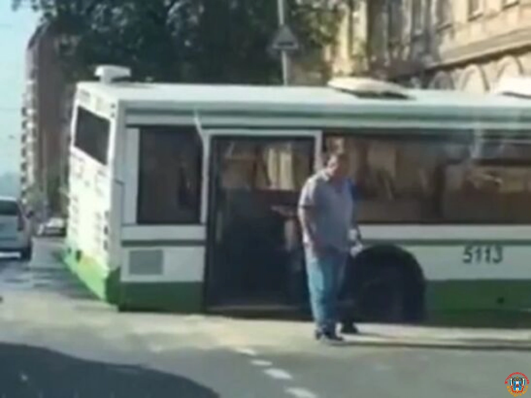 На Ворошиловском в Ростове автобус № 39 с пассажирами провалился в яму в асфальте