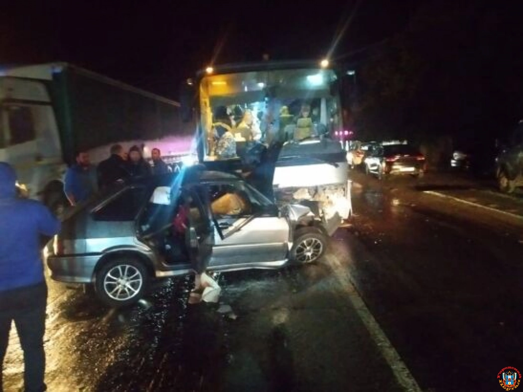 Под Ростовом 39-летний автомобилист насмерть разбился в ДТП с автобусом