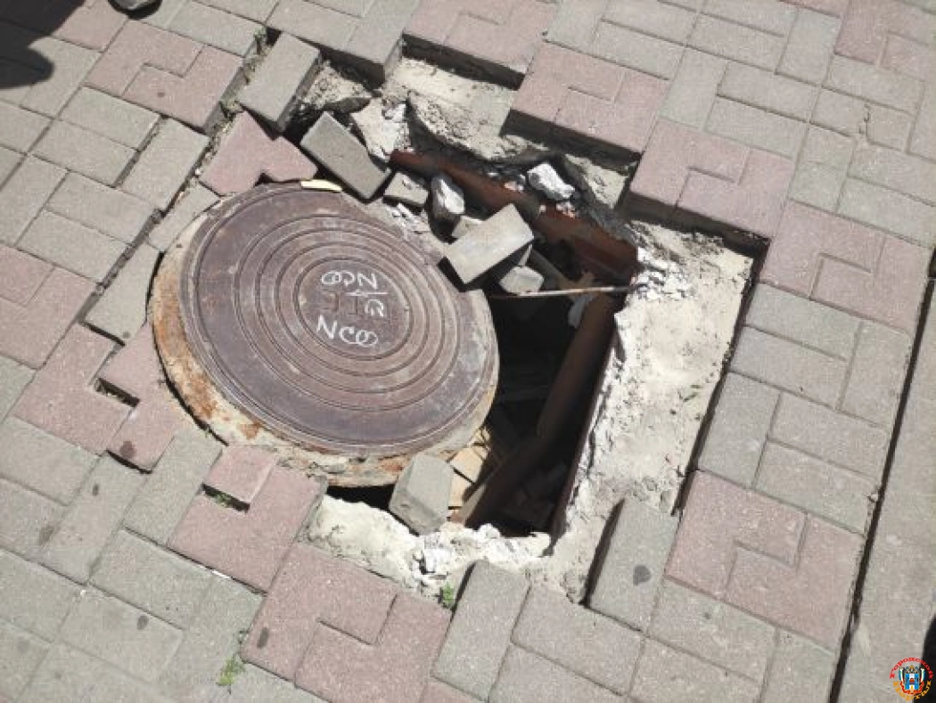 В Ростове в Университетском в канализационном люке провалилась плитка
