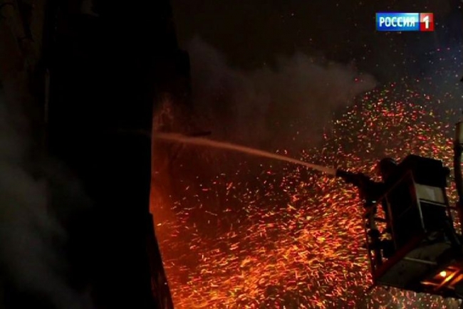 В Аксае ночной пожар уничтожил 200 кв.м. торгового павильона