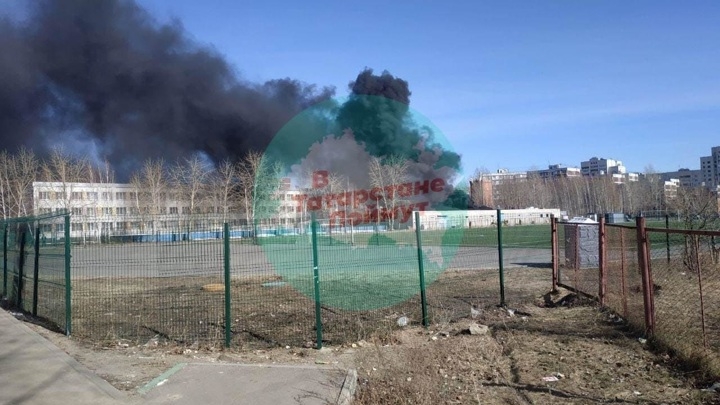 Появились подробности пожара на складе школы в Казани