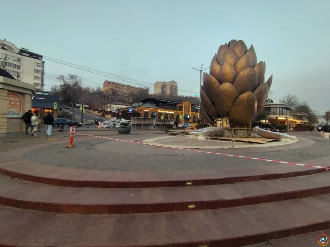 Арт-объект в виде двухметровой шишки установили на набережной Ростова-на-Дону Арт-объект в виде двухметровой шишки установили на набережной Ростова-на-Дону