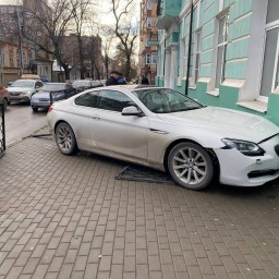 Женщина за рулем элитной иномарки врезалась в здание лицея в центре Ростова-на-Дону