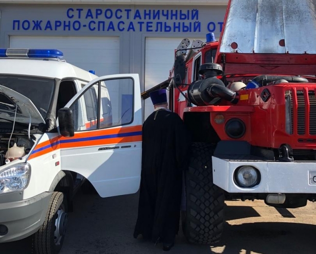 Молебнами стали бороться с пожарами в Ростовской области