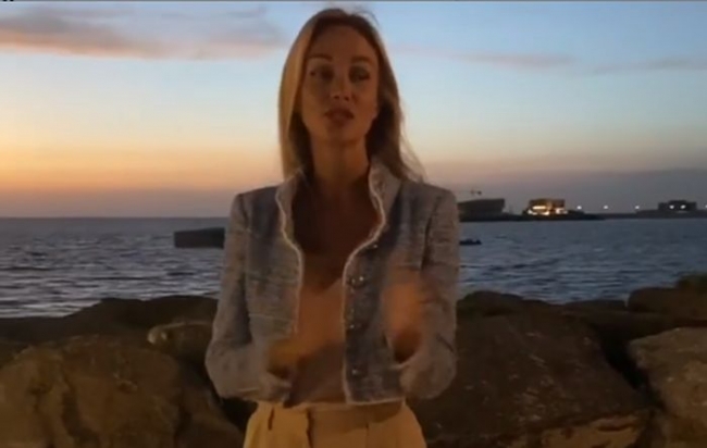На фоне морского заката Виктория Лопырева раздает советы сидящим карантине