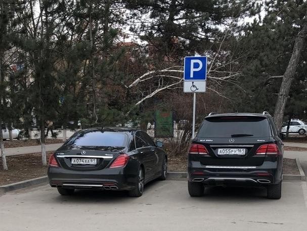 Волгодонск: два роскошных "Мерседеса" припарковались на местах для инвалидов Волгодонск: два роскошных "Мерседеса" припарковались на местах для инвалидов