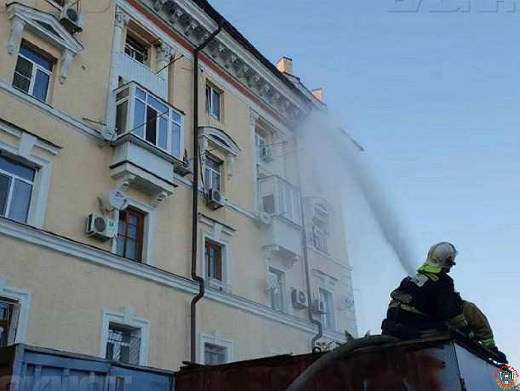 Крышу восстанавливают в пострадавшем от пожара доме в центре Ростова