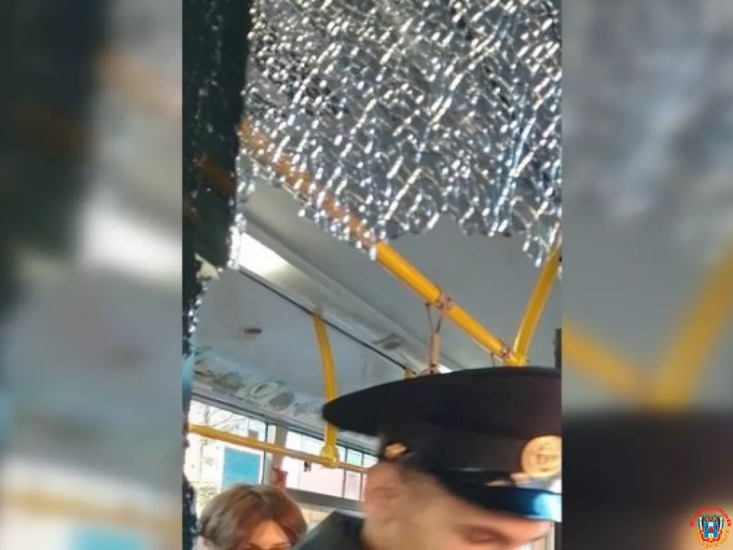 В Ростове в переполненном автобусе № 70 лопнуло стекло