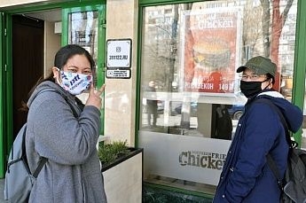Хроники коронавируса: Китай выходит из внутреннего карантина, Москва отправляется на самоизоляцию, в Ростове парацетамол появится в понедельник