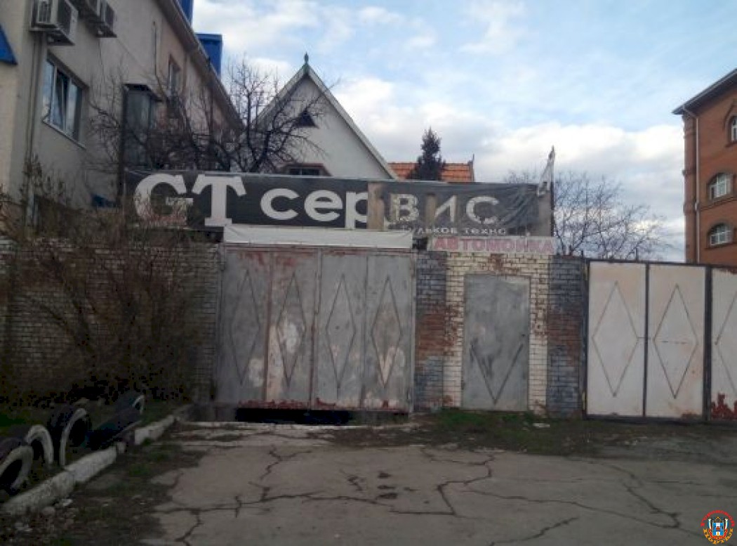 Автосервис с мансардой сгорел в поселке под Ростовом