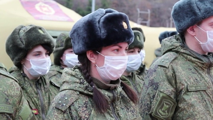 Мирным украинцам помогают российские военные медики