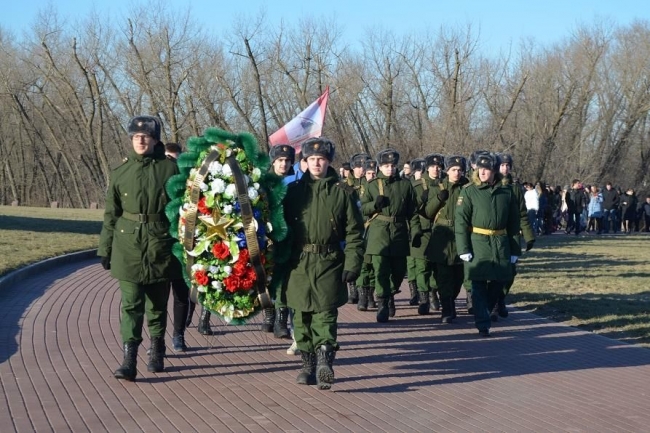 В районах донской столицы состоялись торжественные возложения венков и цветов