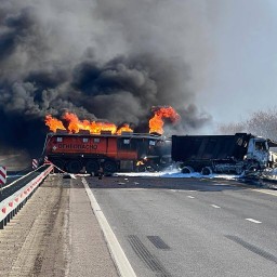 На трассе в Ростовской области бензовоз загорелся после ДТП с двумя грузовиками