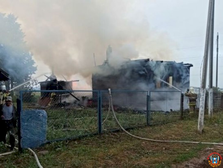 В донском регионе двух жителей спасли из горящего дома