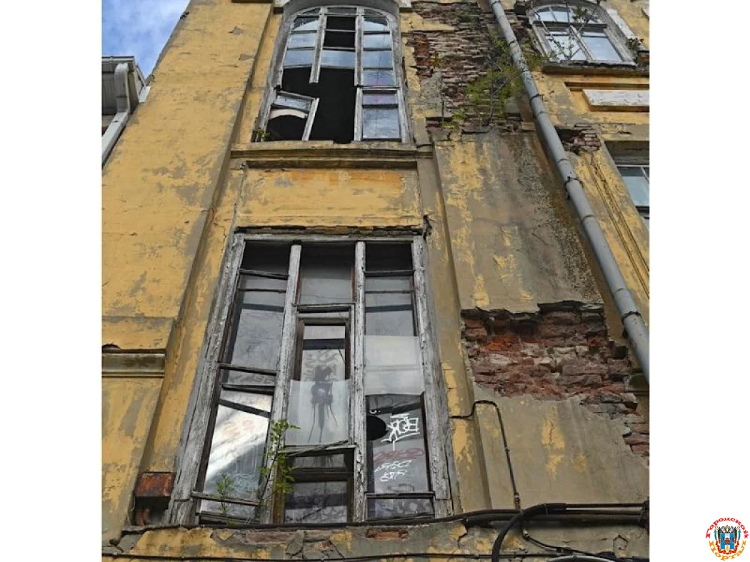 В историческом здании на Университетском неизвестные разбили окно В историческом здании на Университетском неизвестные разбили окно