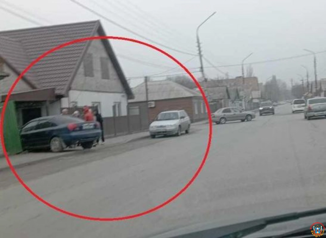 В Шахтах водитель «Форда» врезался в частный дом