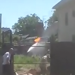 В Ростове пожарные тушат горящую газовую трубу