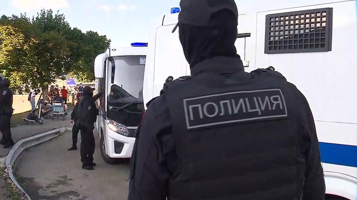 Депортация мигрантов: участников драки в Москве начали выдворять из страны Депортация мигрантов: участников драки в Москве начали выдворять из страны