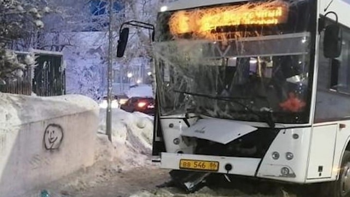Автобус с пассажирами врезался в столб в столице Югры