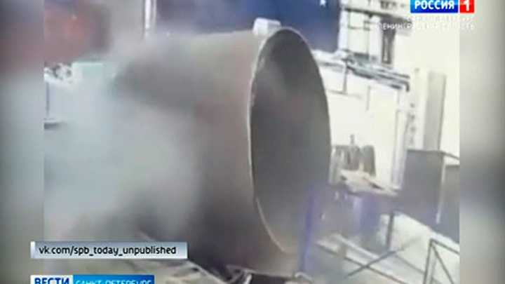 На заводе в Колпине во время разгрузки кран уронил металлоконструкцию