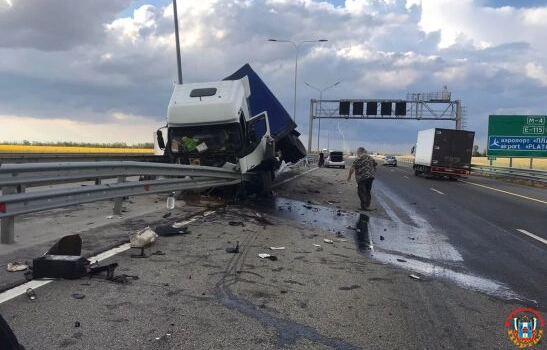 На трассе в Ростовской области водитель фуры на скорости врезался в отбойник