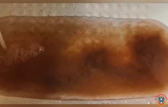 Вода с личинками течет из крана под Азовом
