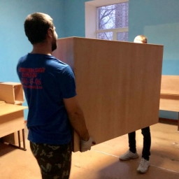 Депутат гордумы Сергей Смирнов помог в перевозке школьной мебели