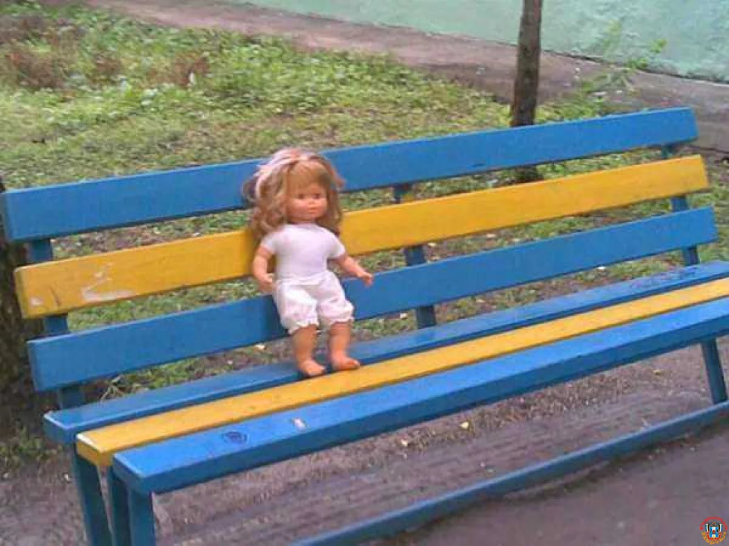 Брошенные в пустой квартире двое детей ищут свою непутевую мать или родственников в Ростовской области