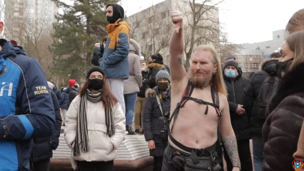 Тот самый голый человек: почему на митинге в Ростове 23 января оказался мужчина в ботинках и шортах